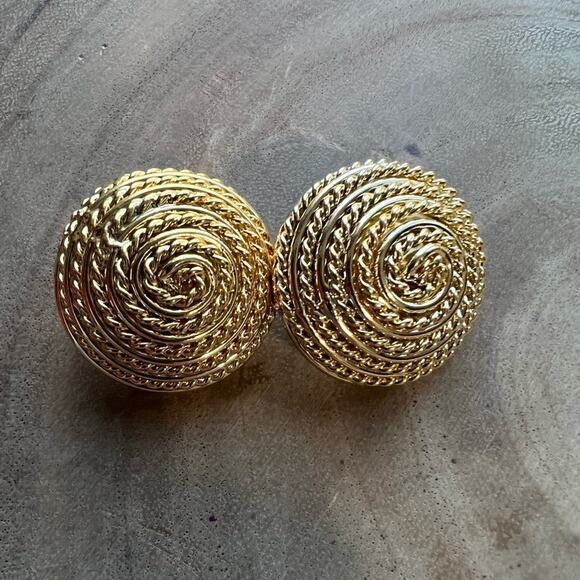 Vintage Gold Tone Coiled Rope Clip on Earrings No Makers Mark - Picture 1 of 3